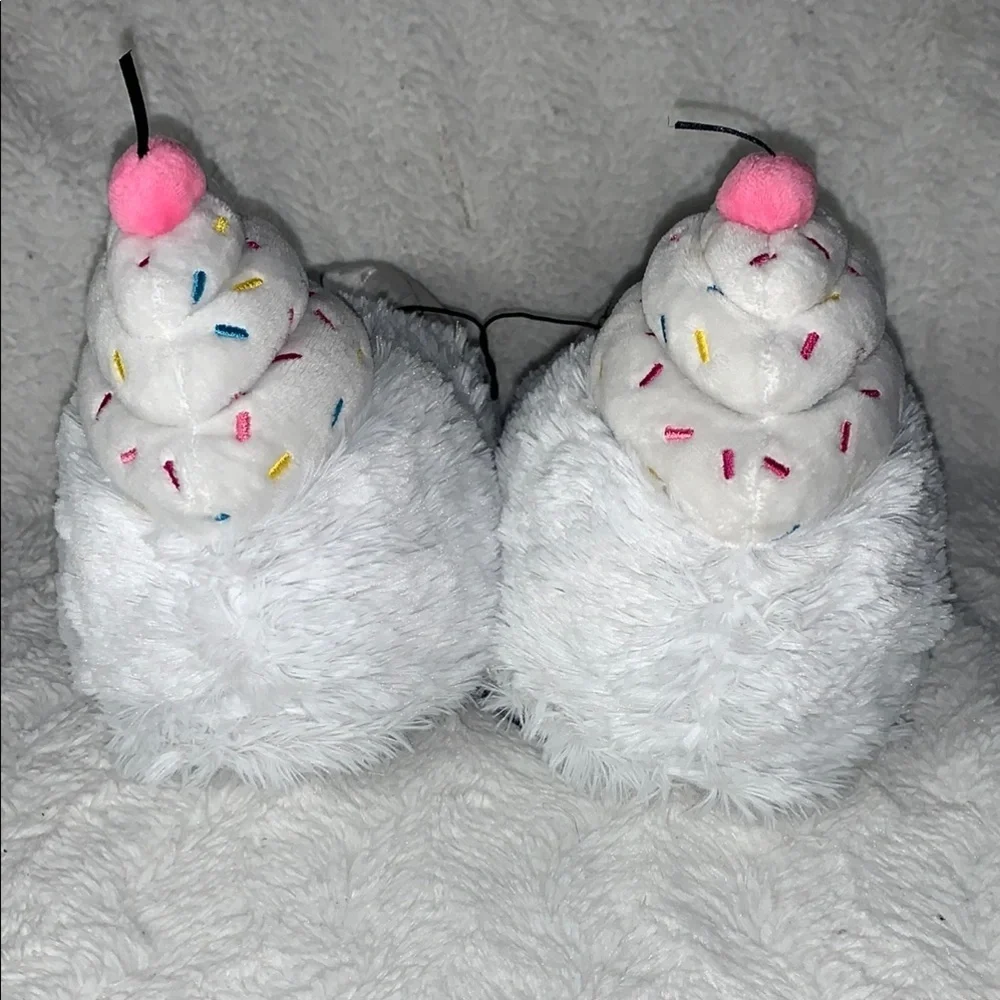 Wonder Nation Silver and White Kids Slippers